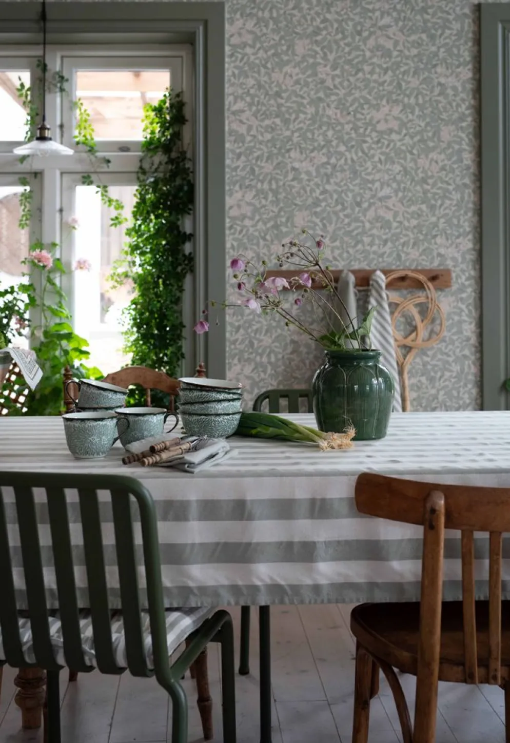 Amalia lindgrön randig bordsduk i återvunnet material 140x300cm