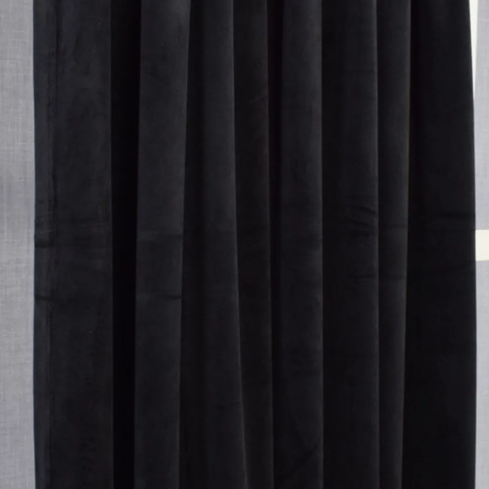 Anna Svart Sammetsgardiner