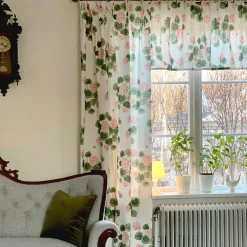Astrid Rosa Gardinkappa Metervara med Pelargoner