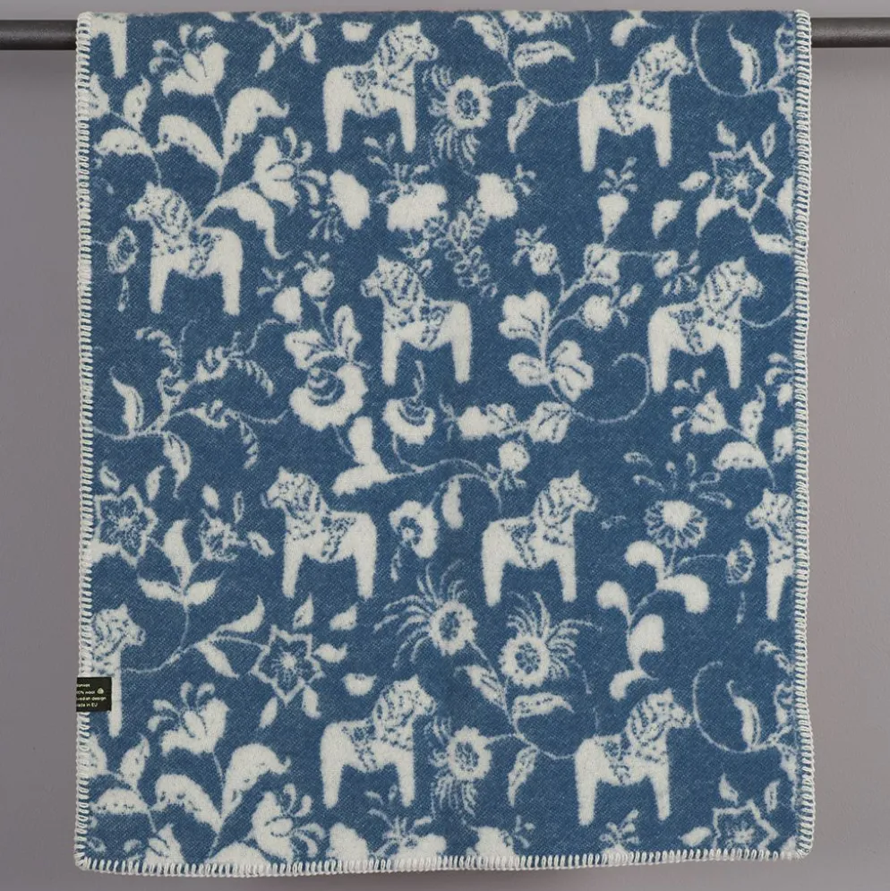 Barnfilt Leksand blå 65x95cm med dalahästar och kurbits