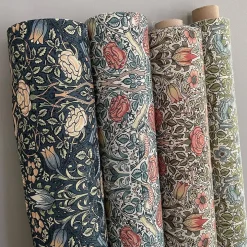 Birds and roses aprikos tyg