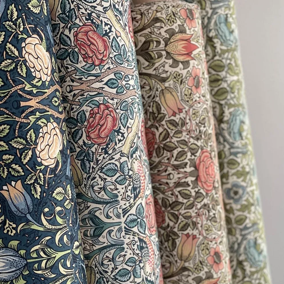 Birds and roses aprikos tyg