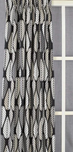 Blader svart gardiner