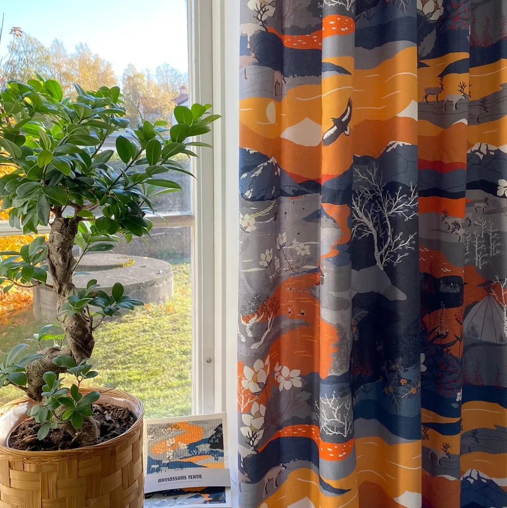 Fjällvandring orange gardiner