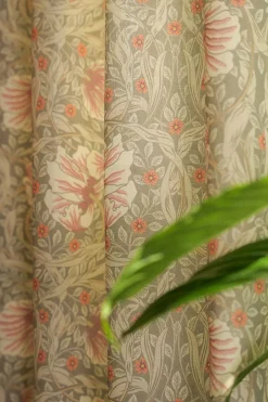 Grace dimmgrön gardiner - Klassisk blommig Arts and Crafts design