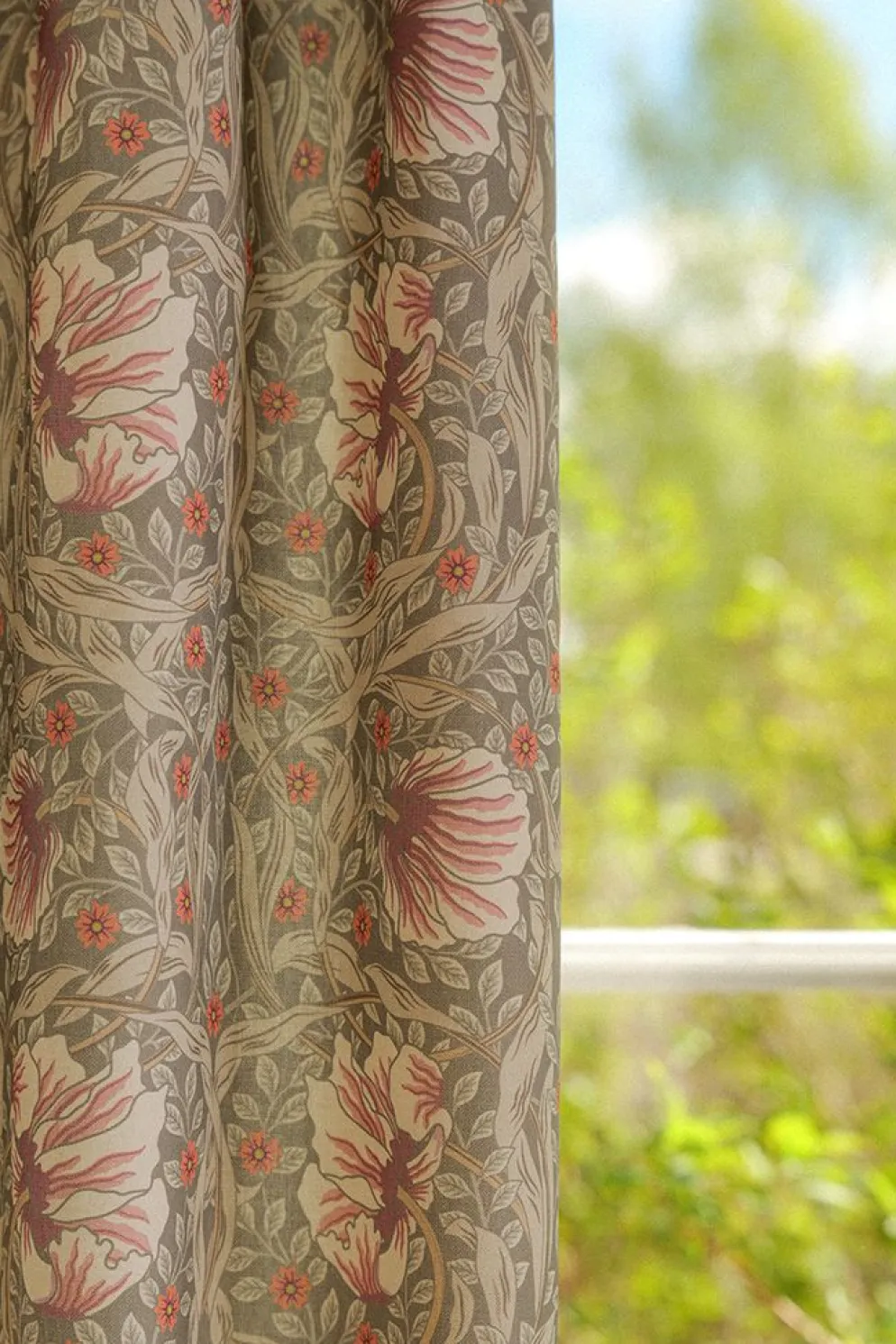 Grace dimmgrön gardiner - Klassisk blommig Arts and Crafts design