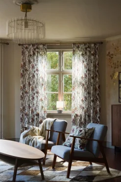 Iris offwhite gardiner – blomsterprakt på ljus botten
