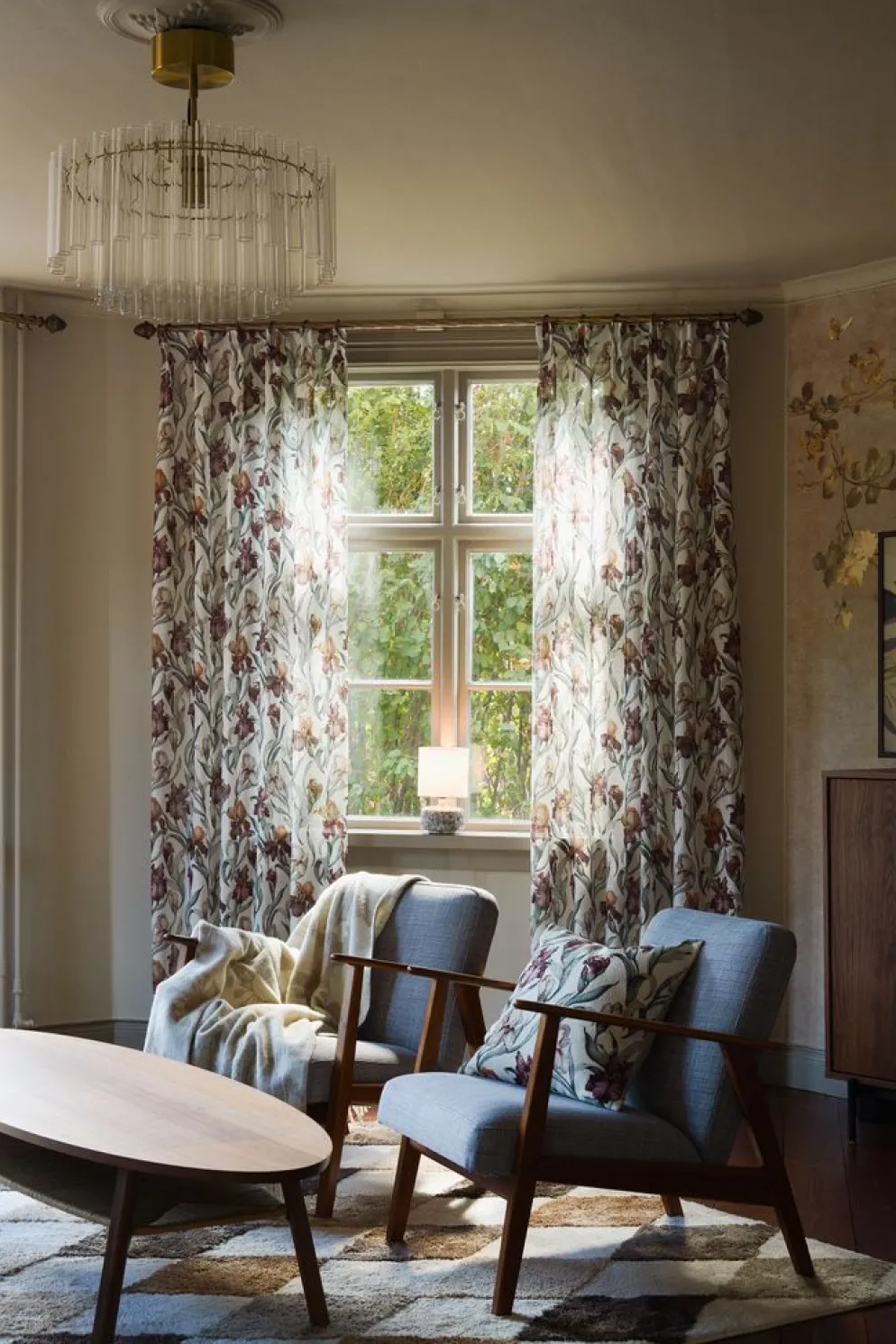 Iris offwhite gardiner – blomsterprakt på ljus botten