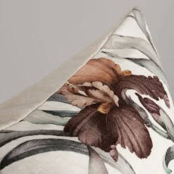 Iris offwhite kuddfodral 48x48cm vackra irisblommor i milda färger
