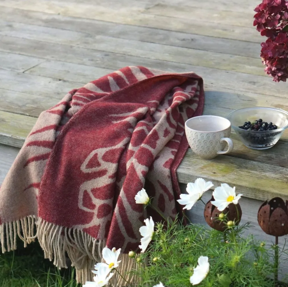Kotteri vinröd-beige ullpläd - Almedahls