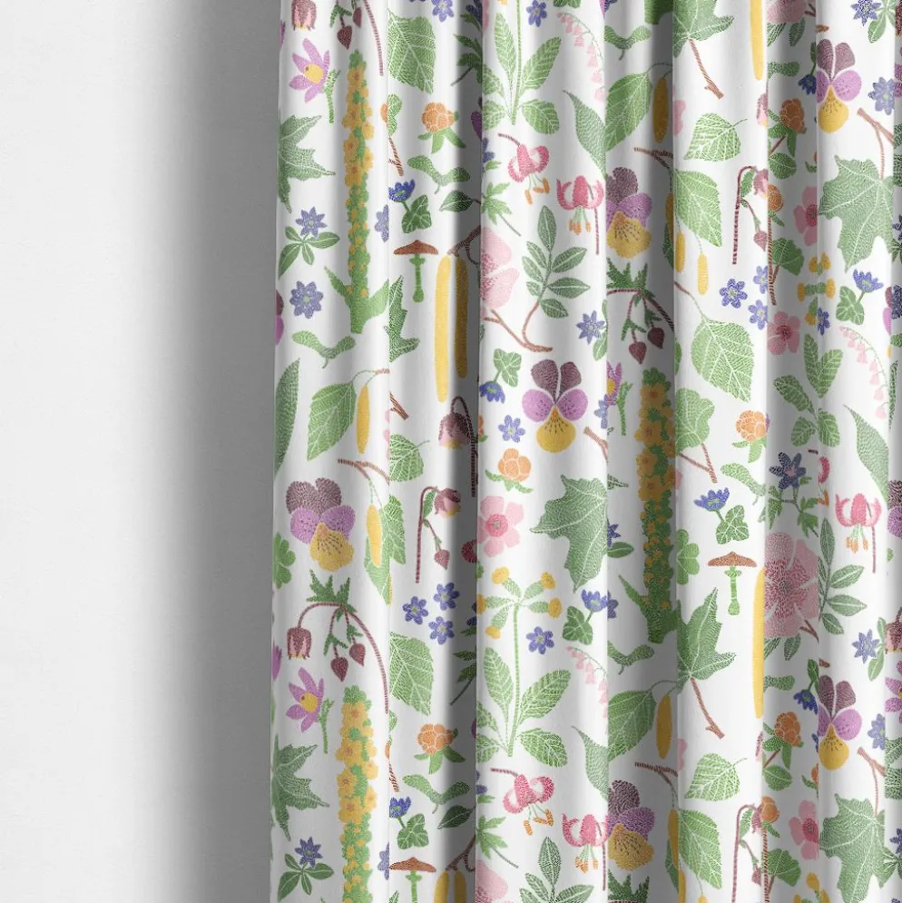Kungsljus multi – blommigt tyg med nordisk flora
