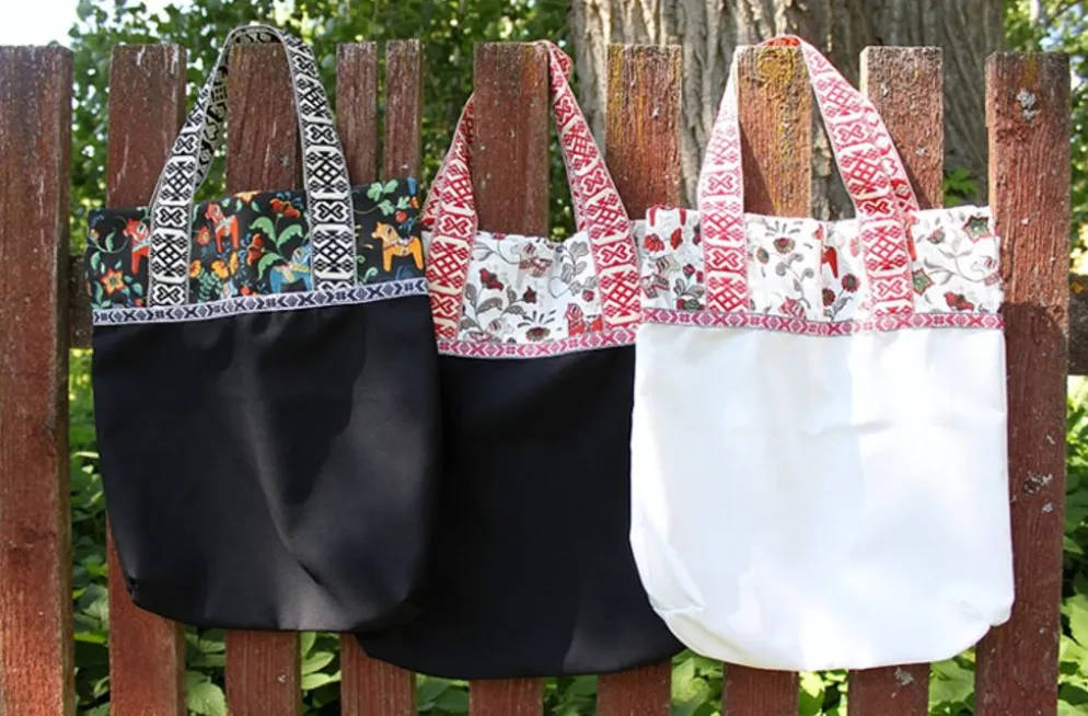 Leksand mini svart tyg med traditionellt dalahästtryck