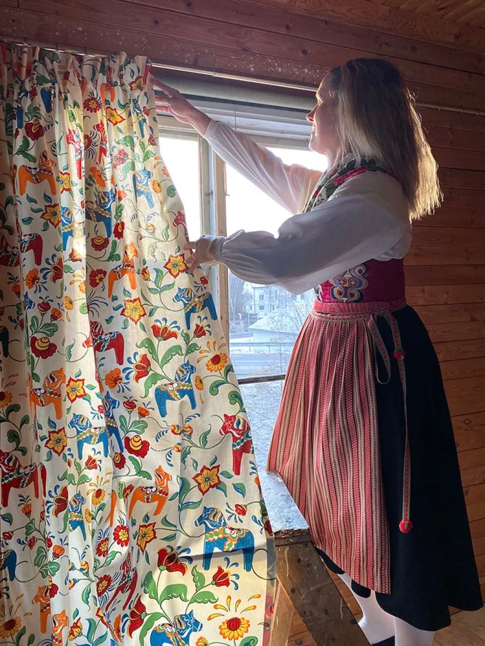 Leksand natur tyg med traditionellt dalahästtryck