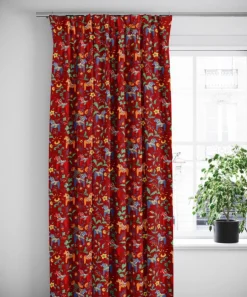 Leksand röd gardiner med traditionellt dalahästtryck