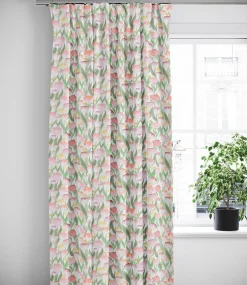 Ljuvligt rosa – blommiga gardiner i mjuka blå och lila toner