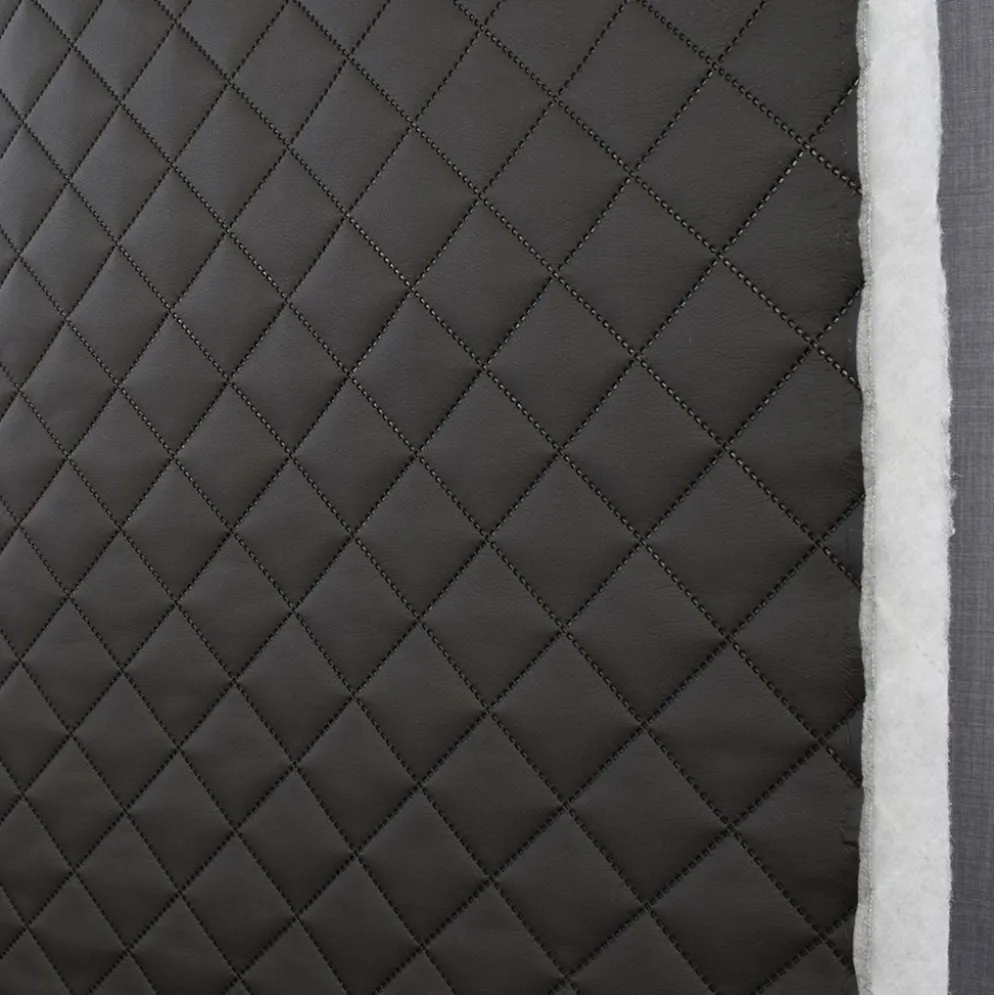 Niva XL svart fuskskinn - vadderat svart fuskskinn med stor diagonalquiltning