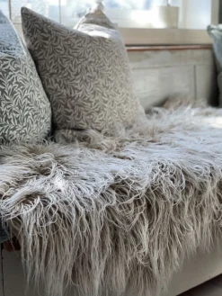 Ramas beige kuddfodral med kvistar och blad