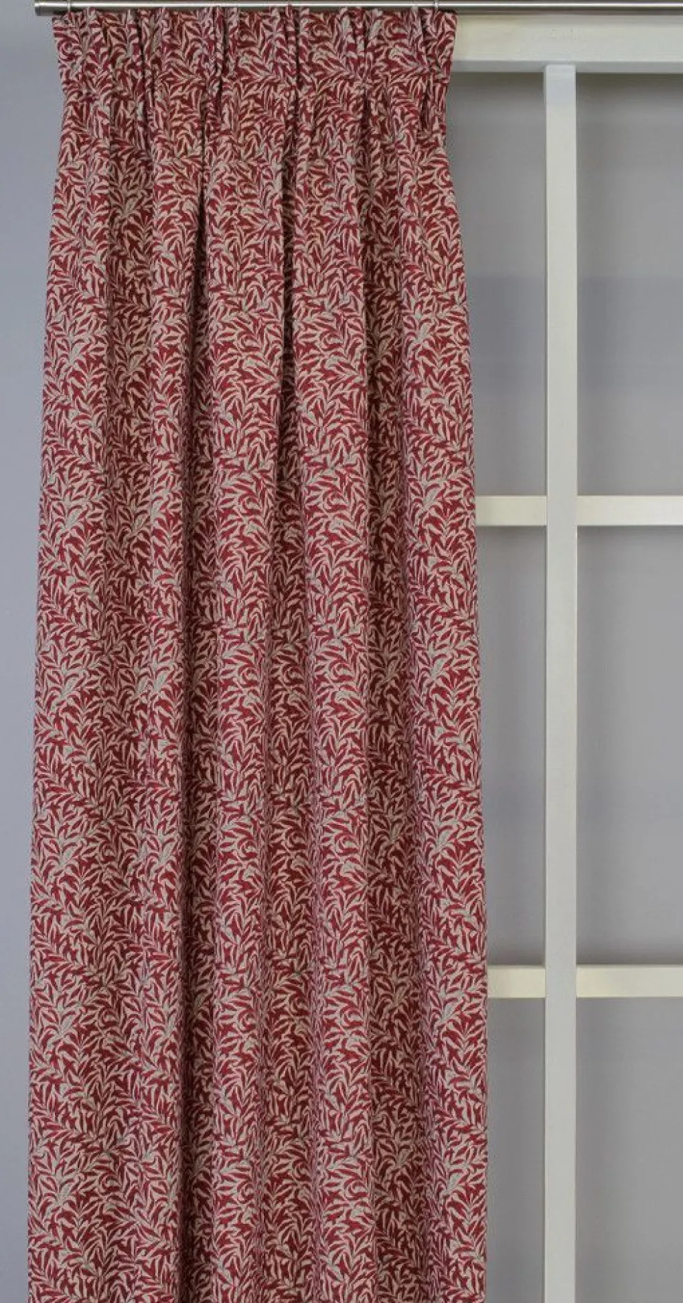 Ramas röd-beige gardiner med kvistar och blad