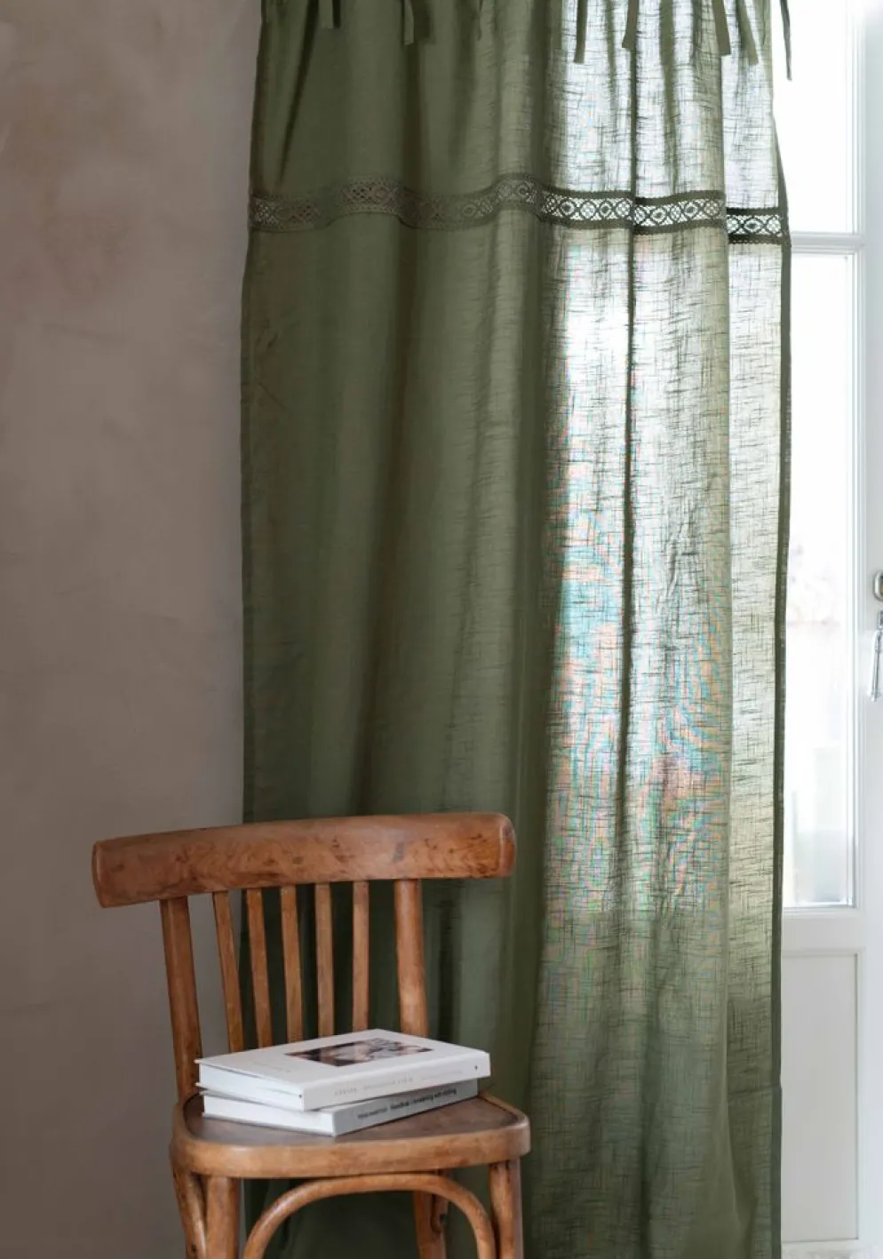 Sanna grön knytbandsgardiner med dekorativt spetsband