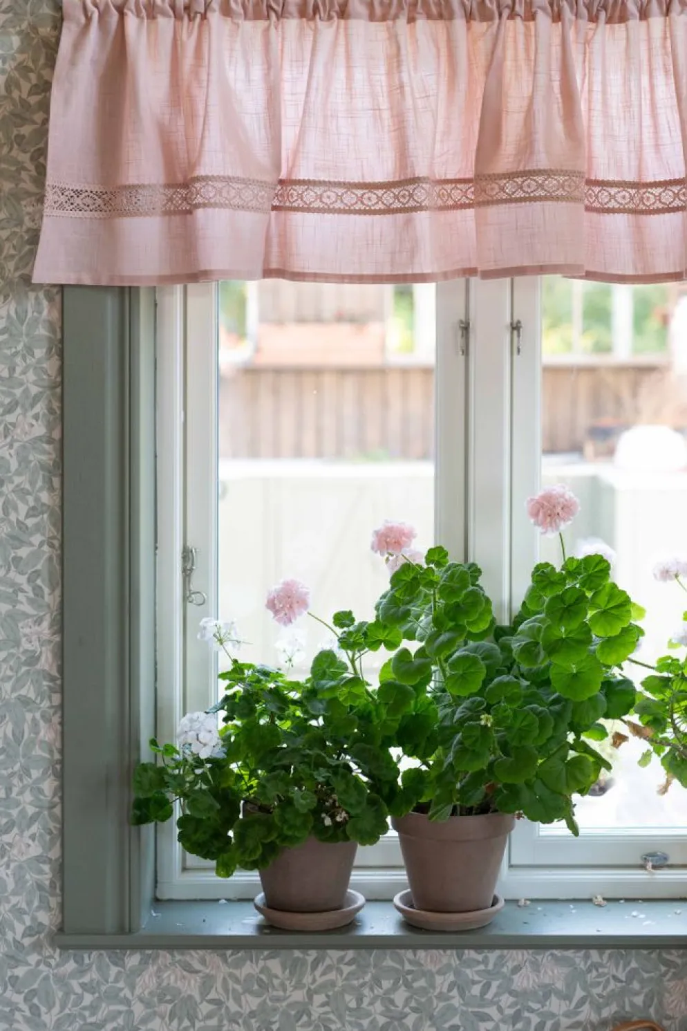 Sanna rosa gardinkappa med spets