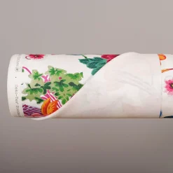 Whispers tyg – Färgstarkt tyg med tranor & blommor