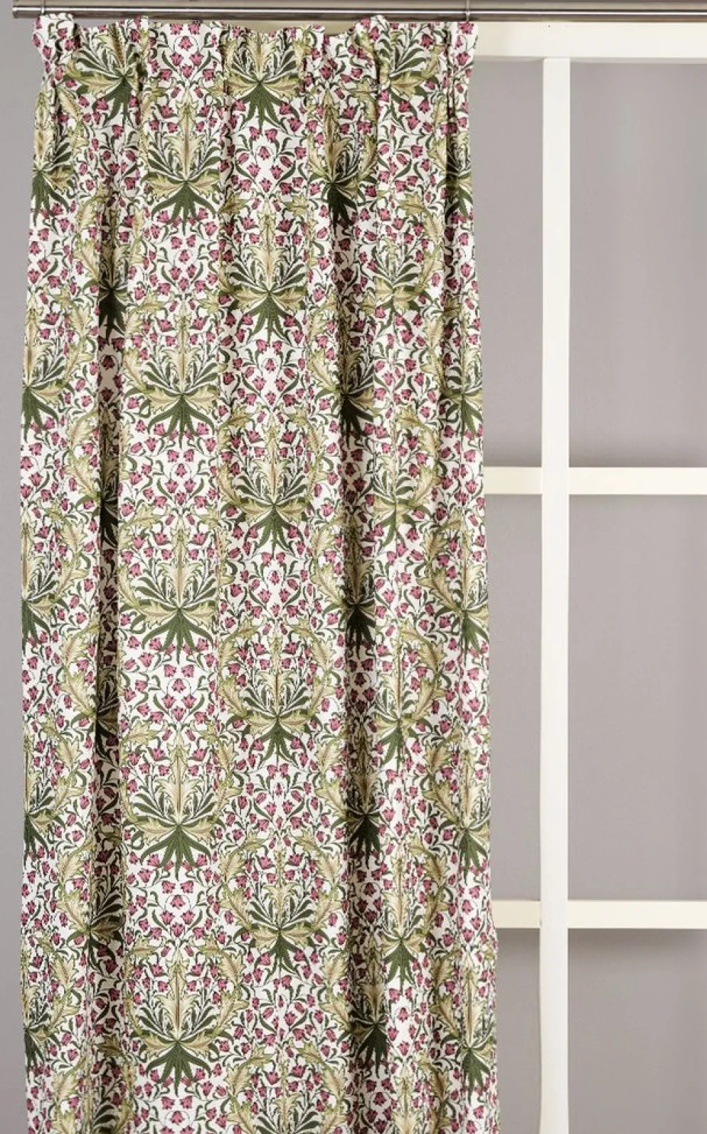 Willow Bloom gardin – klassisk blommig gardin i Arts and Crafts-stil